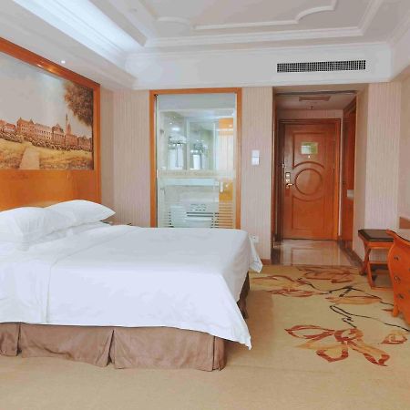 Vienna International Hotel Guigang Hecheng Road Bagian luar foto