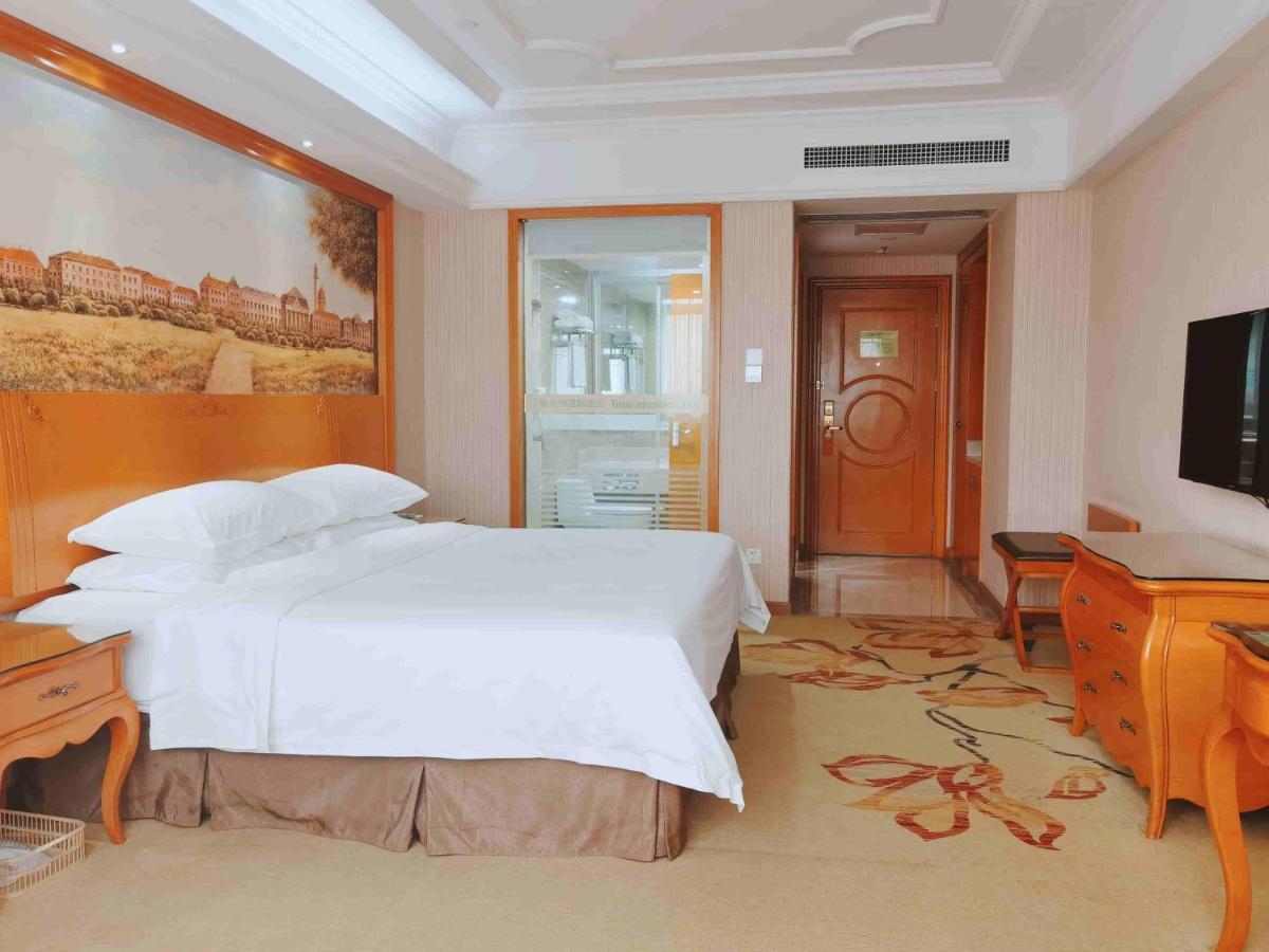 Vienna International Hotel Guigang Hecheng Road Bagian luar foto