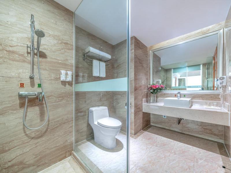 Vienna International Hotel Guigang Hecheng Road Bagian luar foto