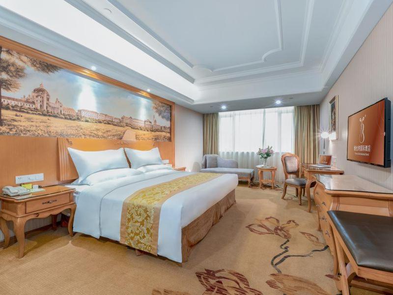 Vienna International Hotel Guigang Hecheng Road Bagian luar foto