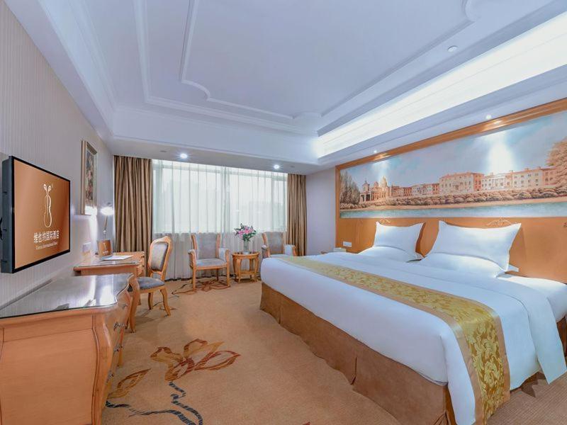 Vienna International Hotel Guigang Hecheng Road Bagian luar foto
