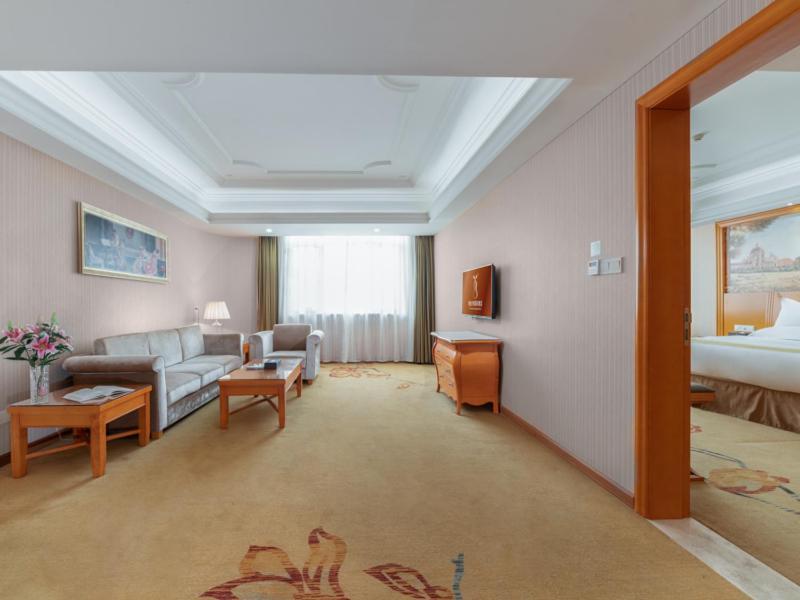Vienna International Hotel Guigang Hecheng Road Bagian luar foto