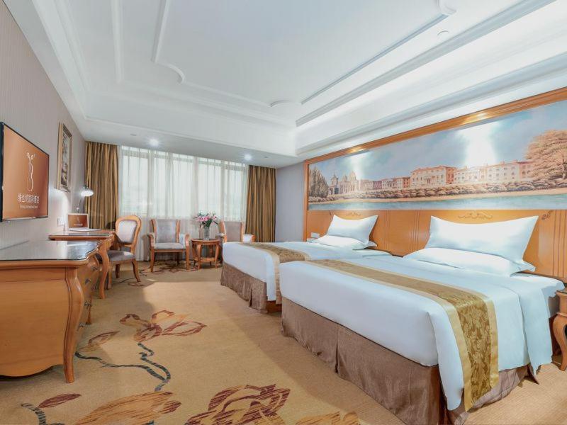 Vienna International Hotel Guigang Hecheng Road Bagian luar foto
